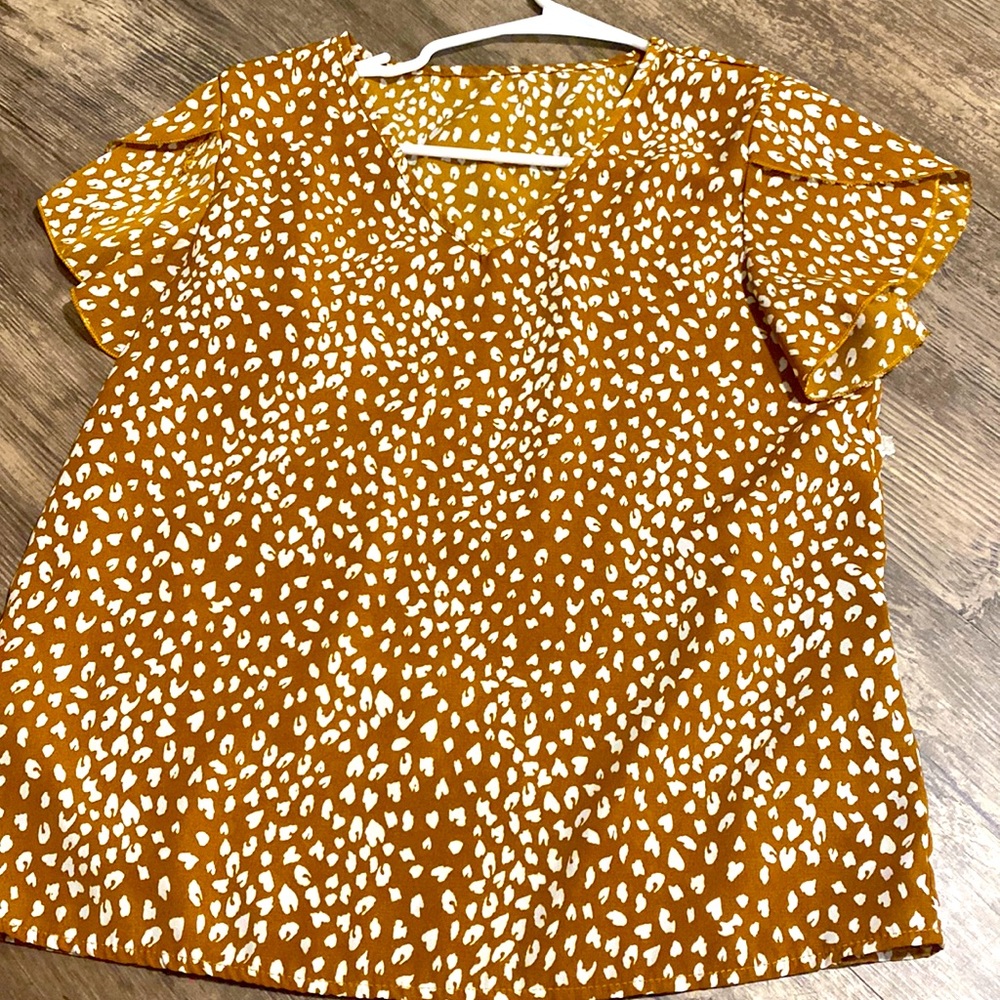 super cute blouse size small but fits like a medium